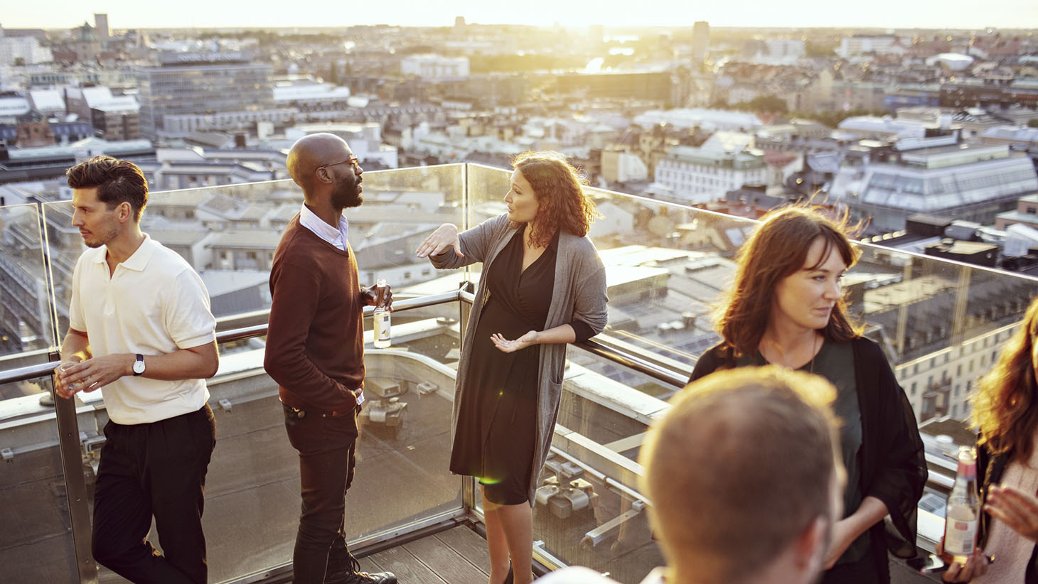 mingel på altan på hustak i storstadsmiljö